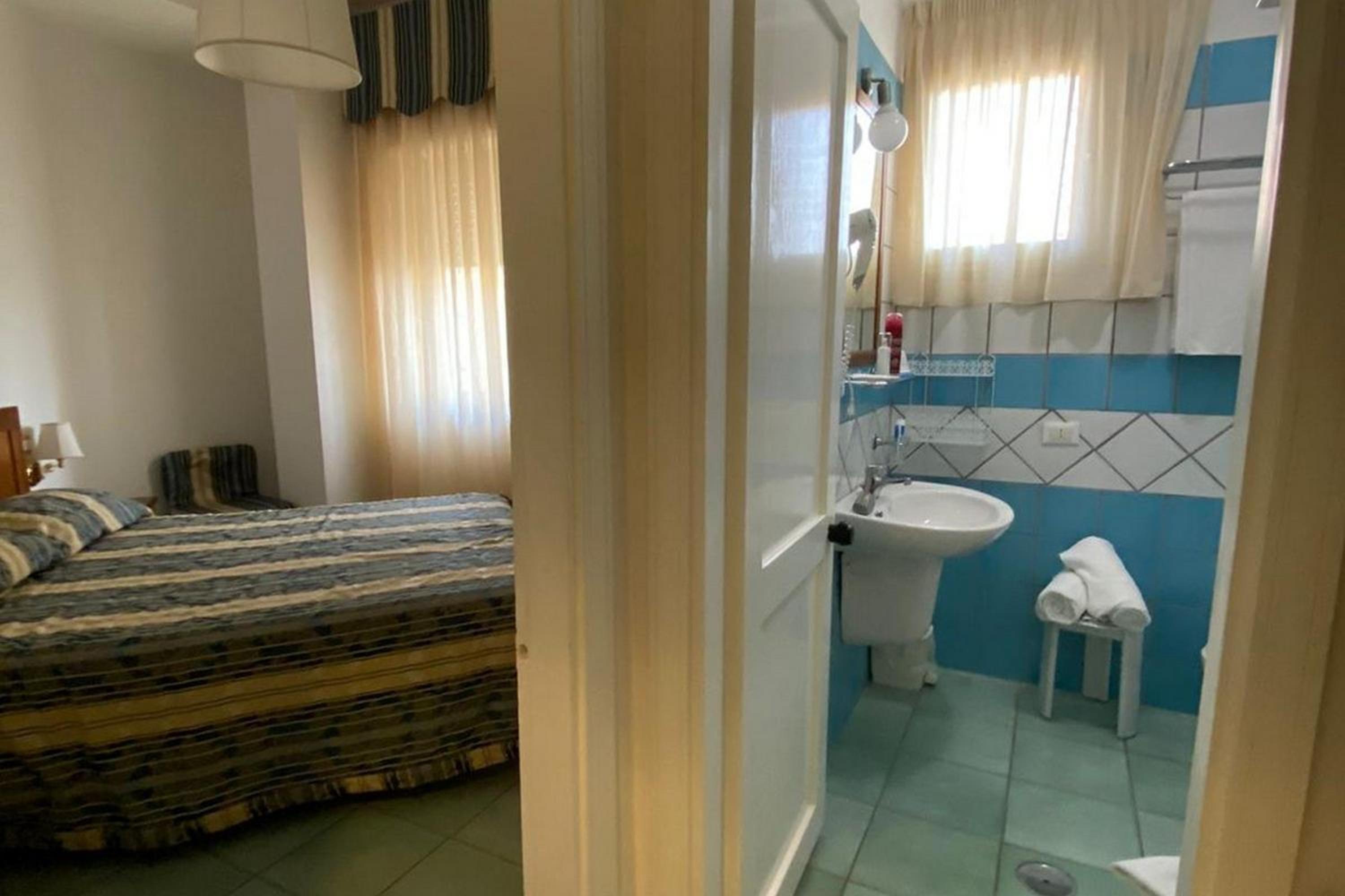 Economy Double Room - Photo 4