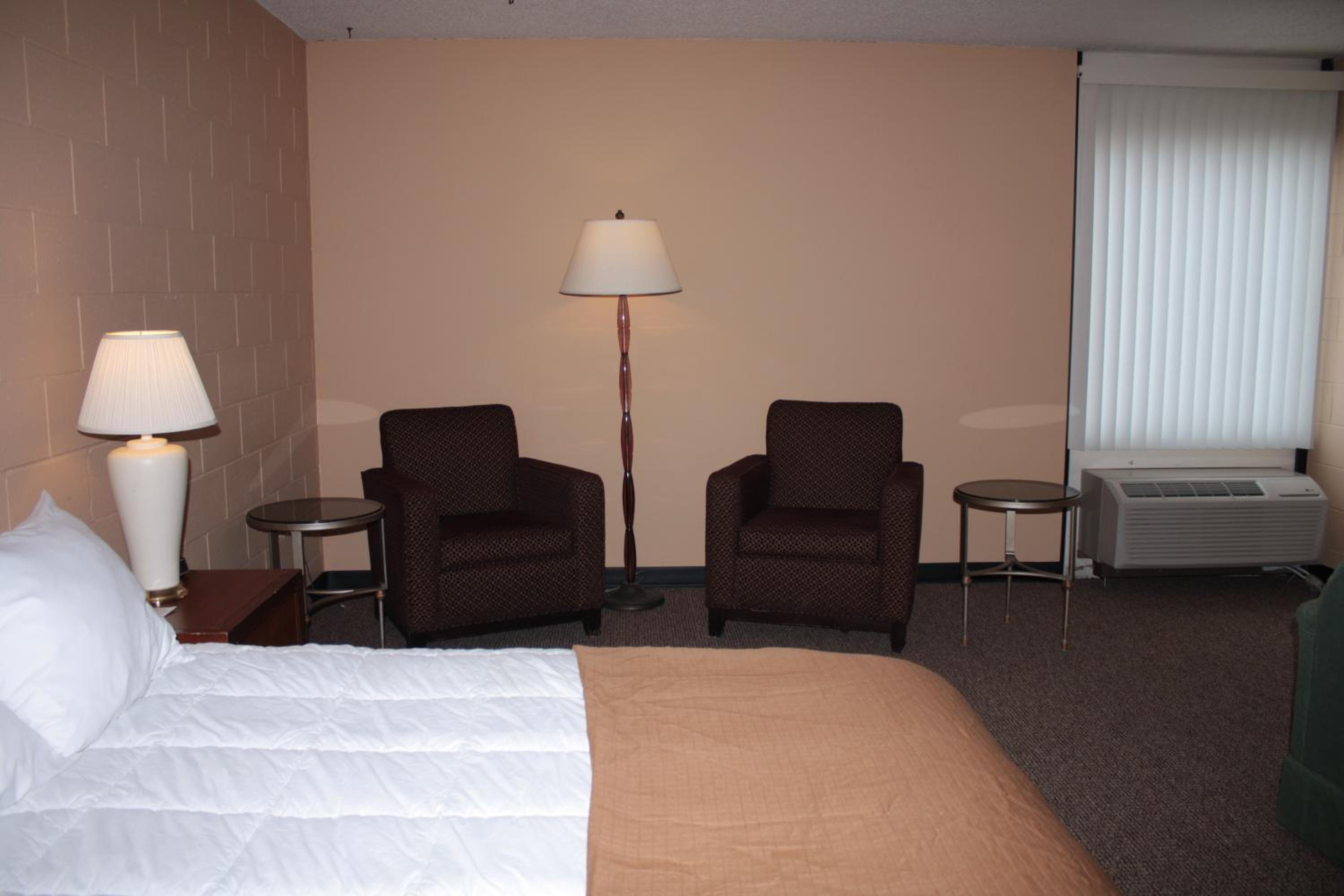 Queen Room with Two Queen Beds - Non-Smoking - Photo 3