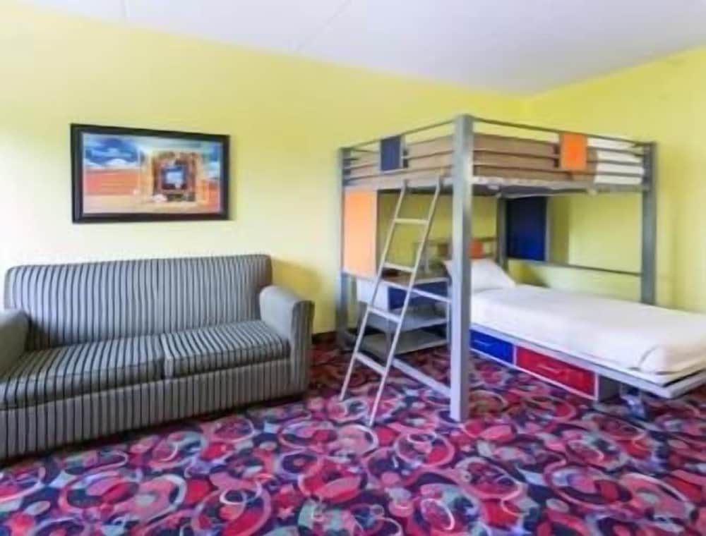 Suite, Multiple Beds, Non Smoking - Photo 2