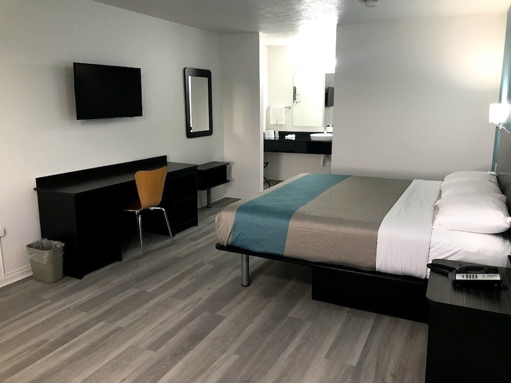 Standard Suite, 1 King Bed, Accessible, Non Smoking photo 2