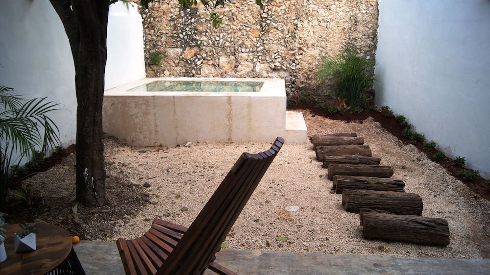 Standard Room, 1 King Bed, Private Pool - Photo 16