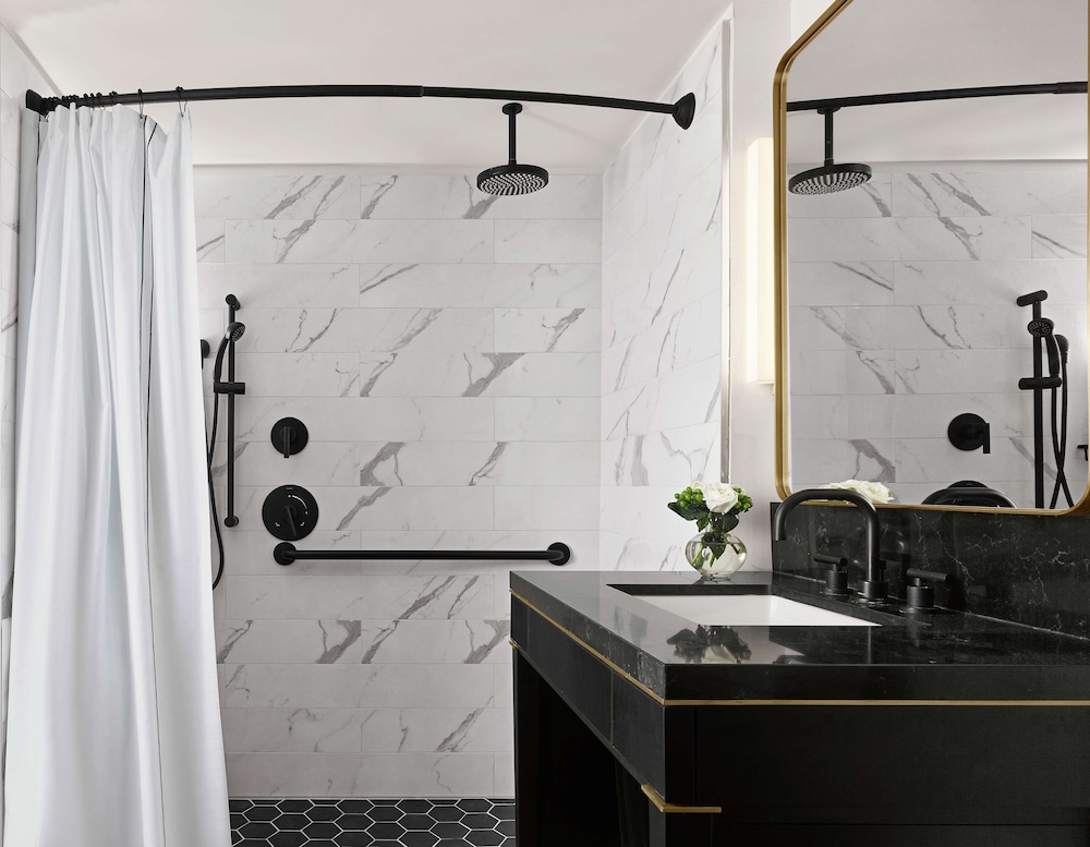 Room, 1 King Bed, Accessible (Mobility & Hearing, Roll-in Shower) - Photo 4