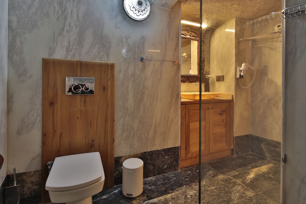 Cave Suite - Photo 11