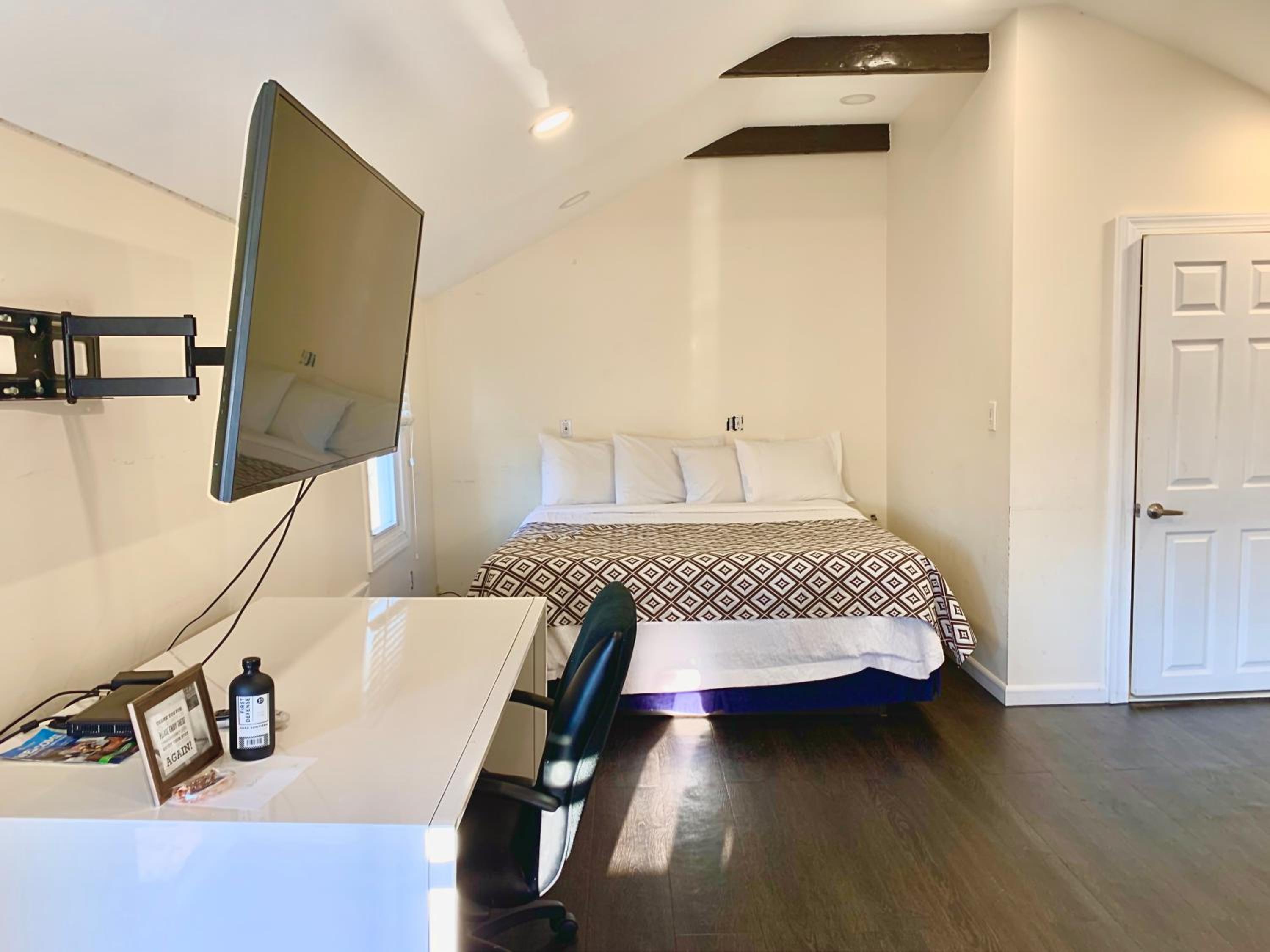 Executive Suite - Photo 10