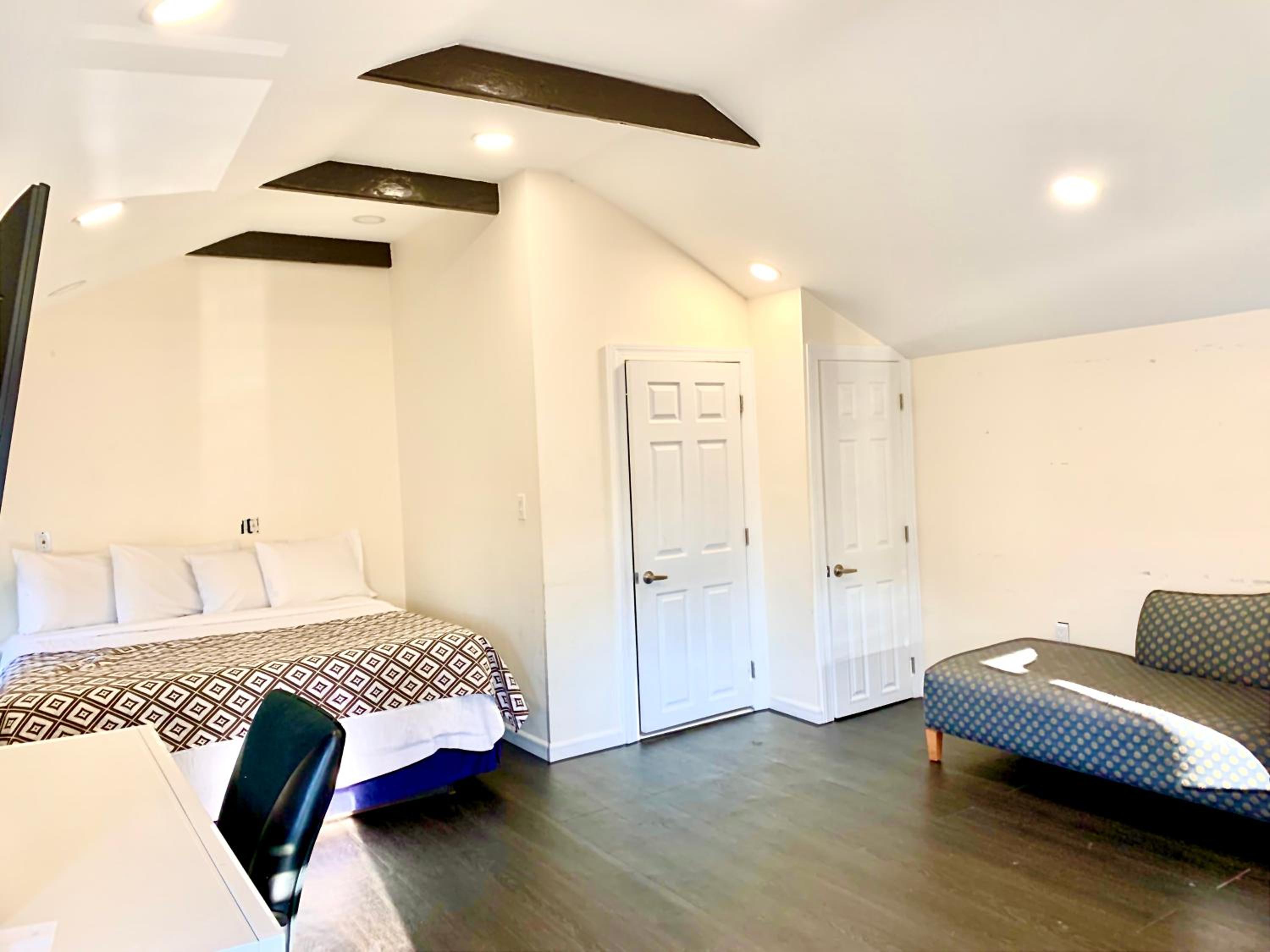 Executive Suite - Photo 8