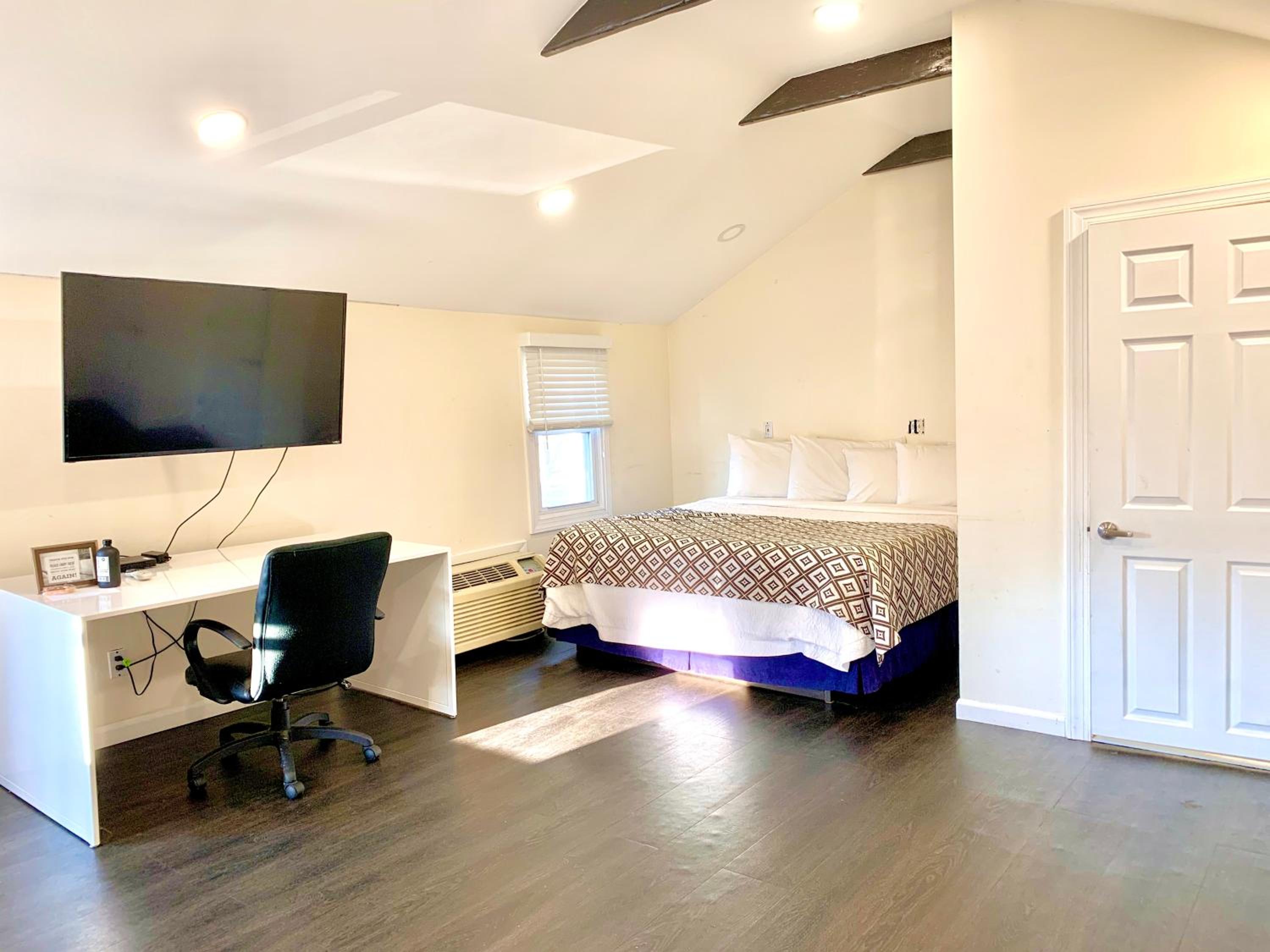 Executive Suite - Photo 9