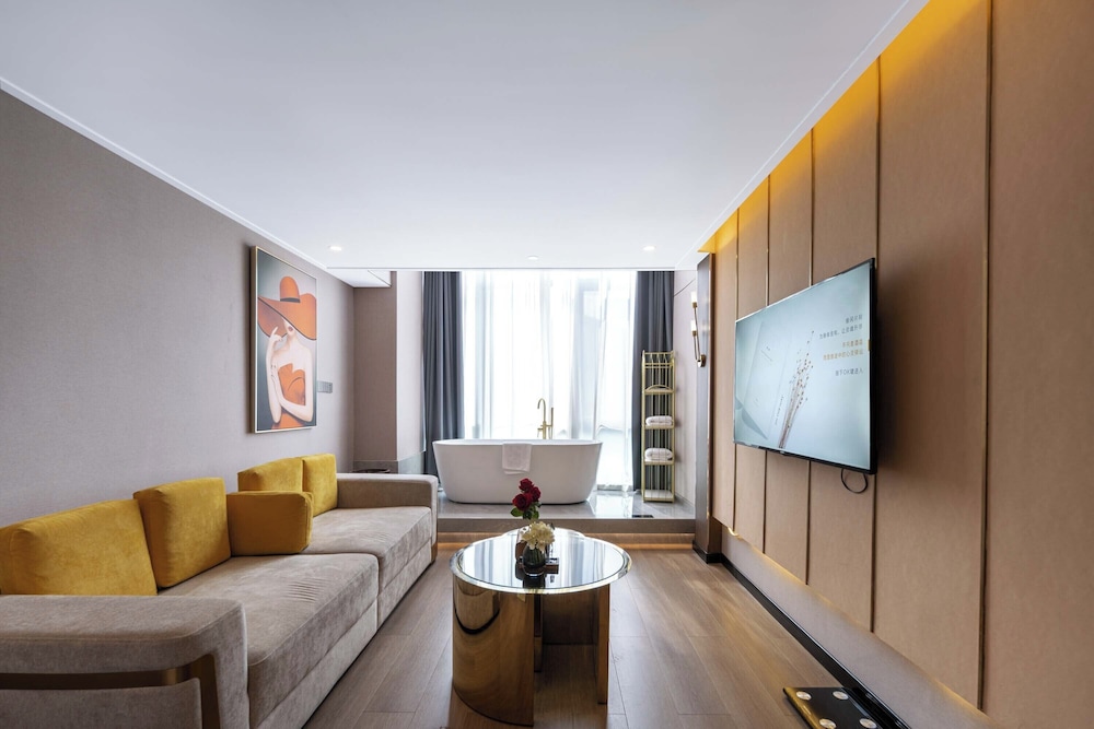 Traditional Studio Suite, City View