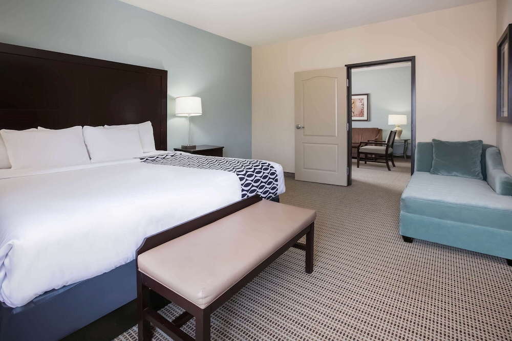 Deluxe Suite, 1 King Bed, Non Smoking (Mobility Accessible, Family) - Photo 3