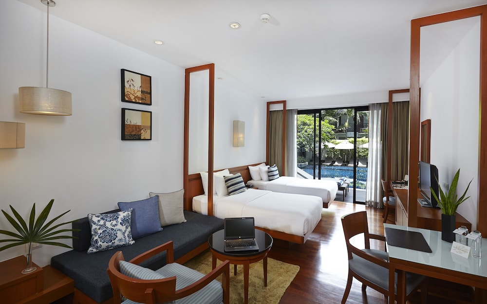 Premier Studio, Pool Access photo 3