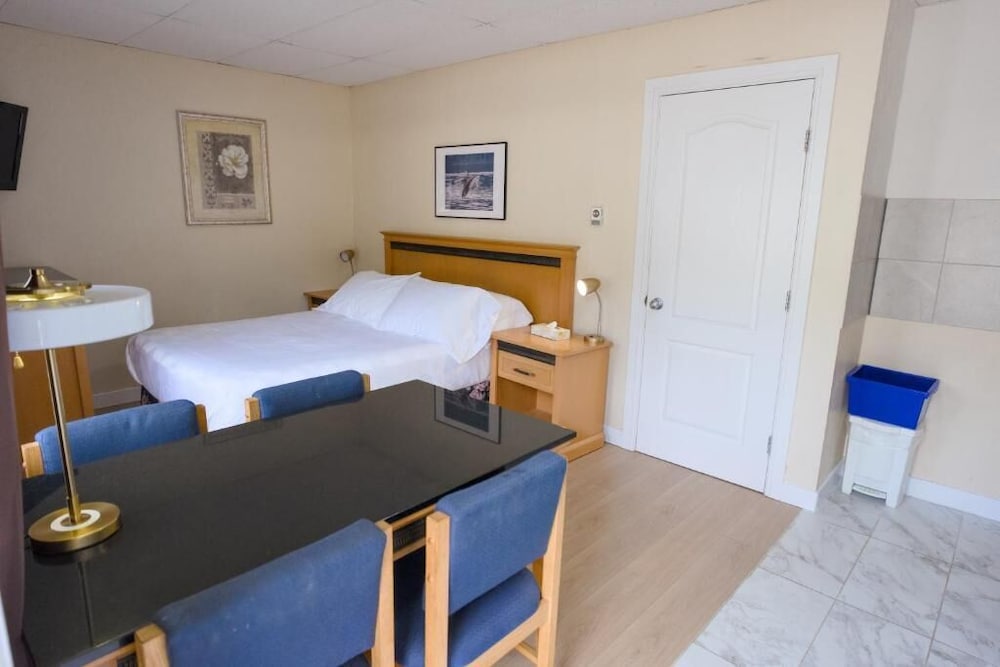 Suite, 2 Queen Beds, Kitchen, Ground Floor photo 2