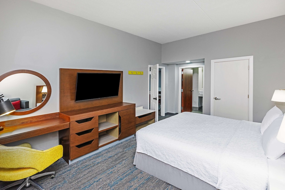 Suite, 1 King Bed, Accessible, Non Smoking (Roll-in Shower) photo 3