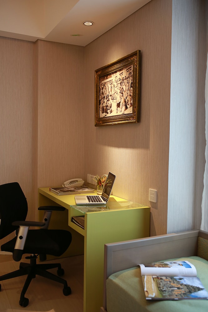 Superior Plus King  Room thumbnail 5