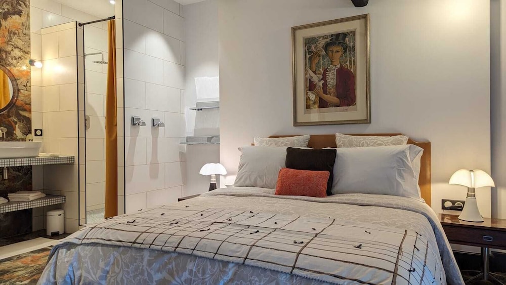 Deluxe Room, 1 Queen Bed, Pool View photo 3