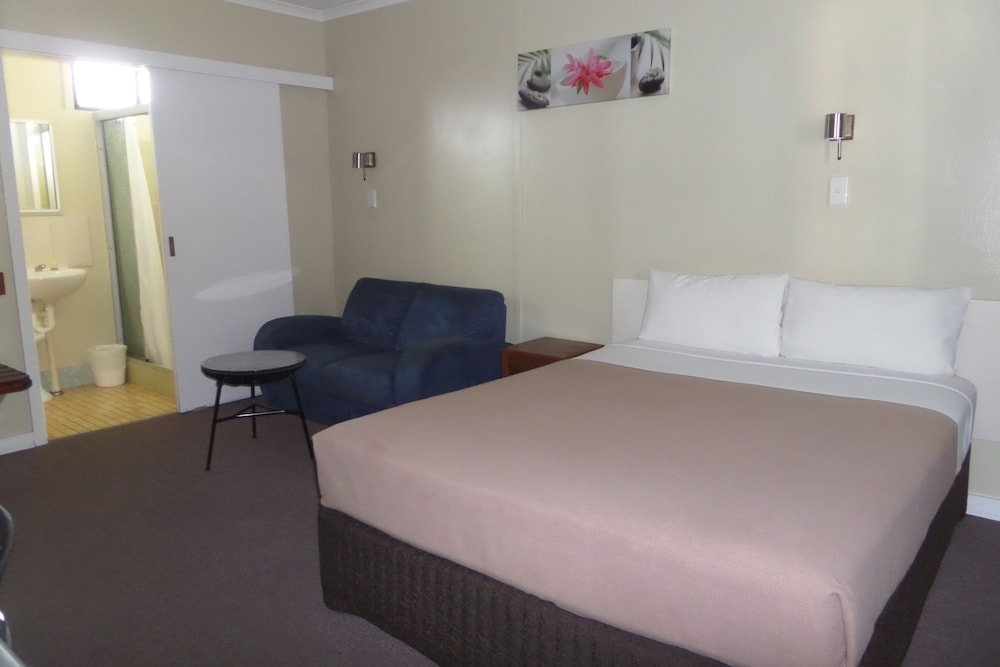 Standard Suite, 1 Bedroom, Non Smoking (Queen Room) photo 2