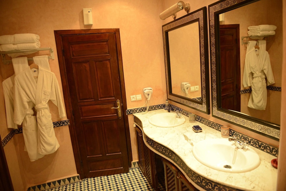 Luxury Room - Photo 17