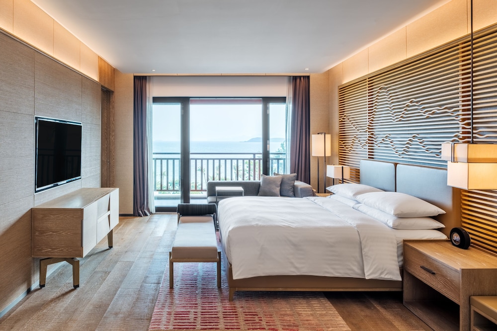 Suite, 1 King Bed, Smoking, Sea View photo 1