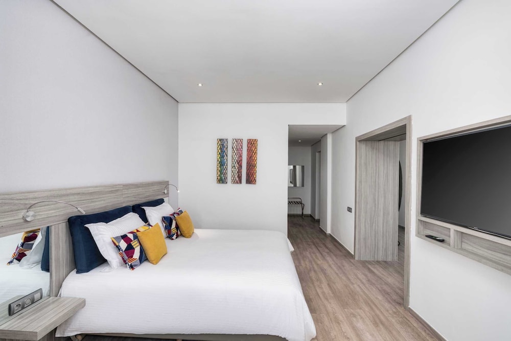 Superior Suite, Pool View - Photo 5