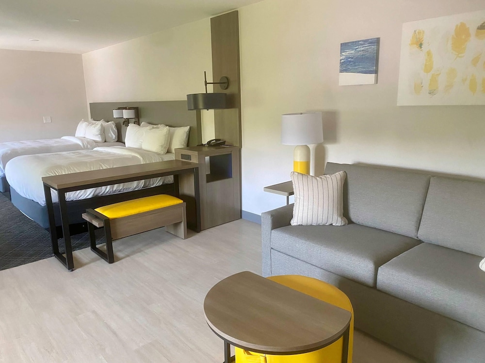 Suite, Multiple Beds, Non Smoking - Photo 4