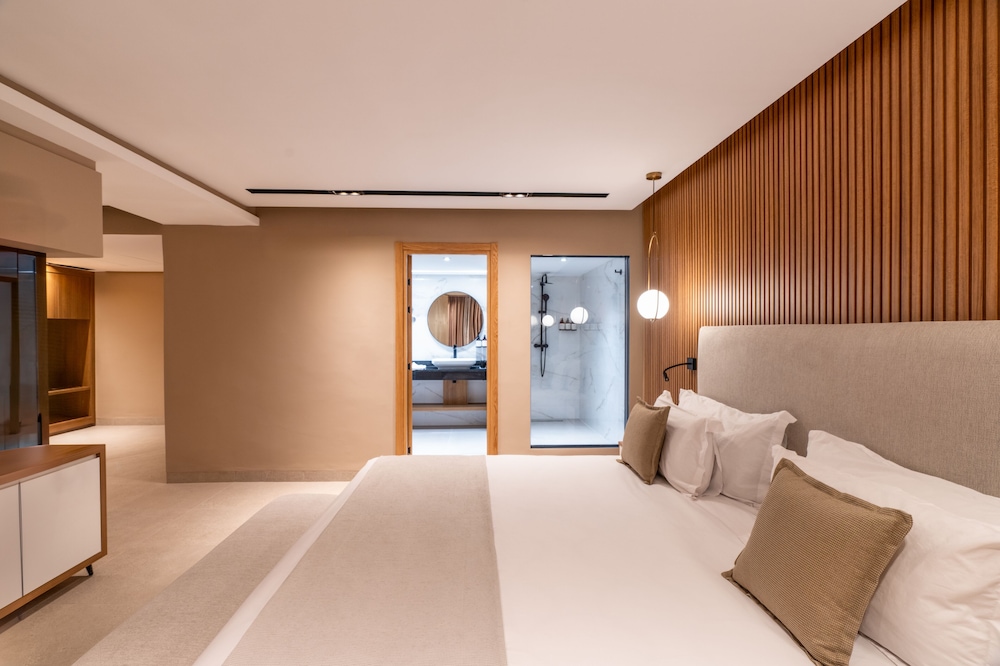 Premium Suite, 1 King Bed Garden View photo 2