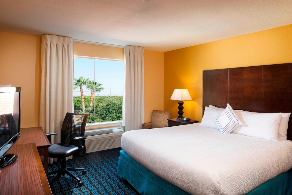 Executive Studio Suite, 1 King Bed with Sofa bed (Mobility/Hearing Access, Roll-In Shwr) - Photo 3
