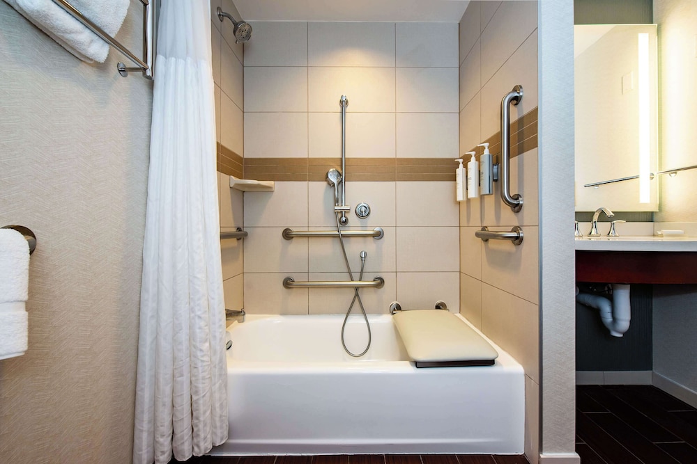Room, 1 King Bed, Accessible, Bathtub photo 3