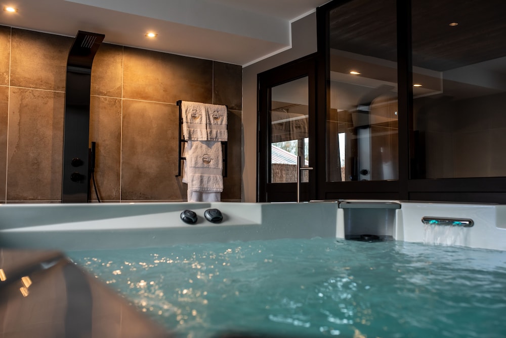 Deluxe Suite, Hot Tub - Photo 41