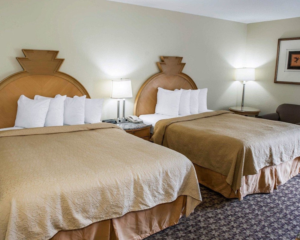 Standard Room, 2 Queen Beds - Photo 7