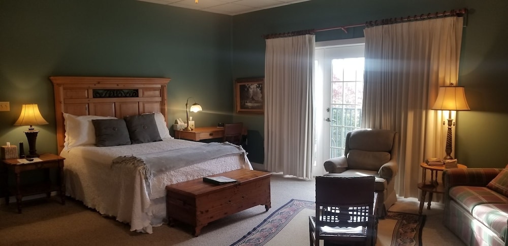 Signature Courtyard Room, 1 Queen Bed, Non-Smoking (Rooms 4-10)