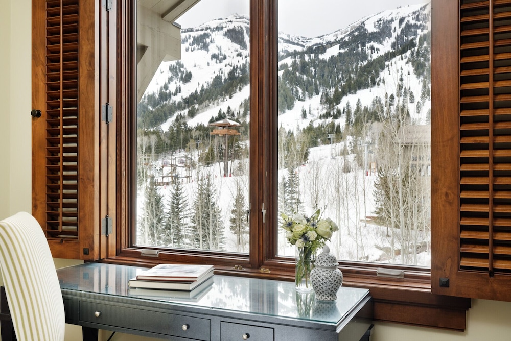 Room, 2 Bedrooms, Non Smoking, Mountain View (Resort Residence 1 King 2 Double) - Photo 2