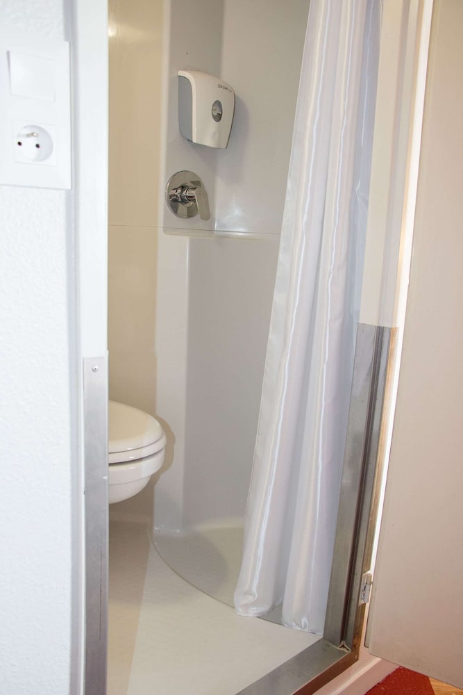 Standard Room, 2 Twin Beds - Photo 10