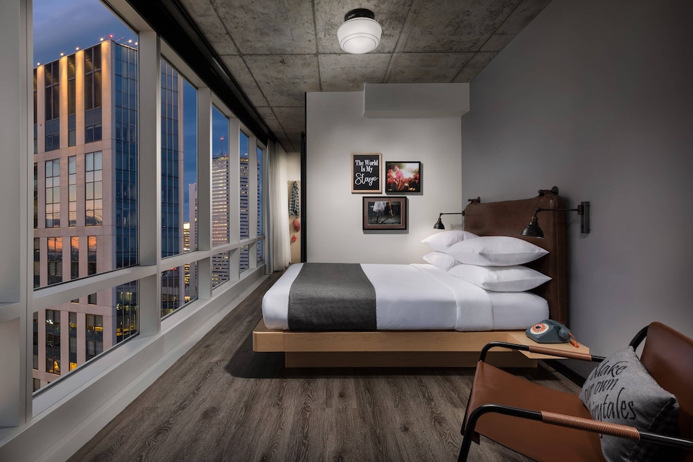 Room, 1 Queen Bed, City View (Corner) - Photo 8