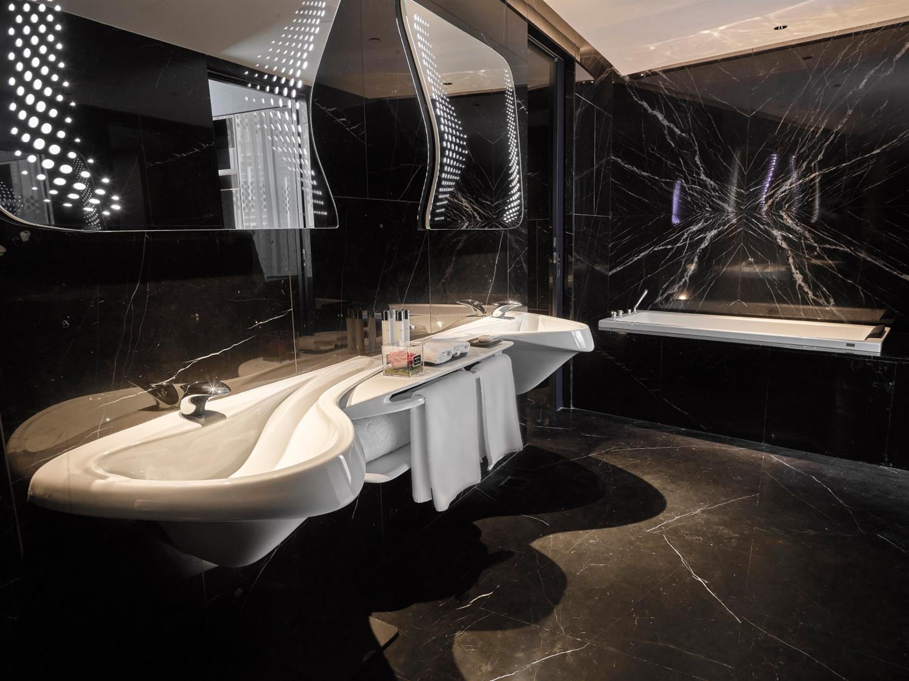 Extra ME + Suite with Jacuzzi - Photo 5