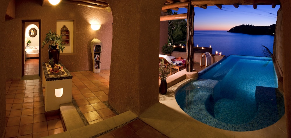 Oceanfront Master Pool Suite - Photo 5