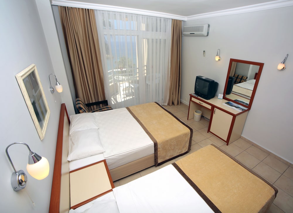 Standard Double or Twin Room, Partial Sea View