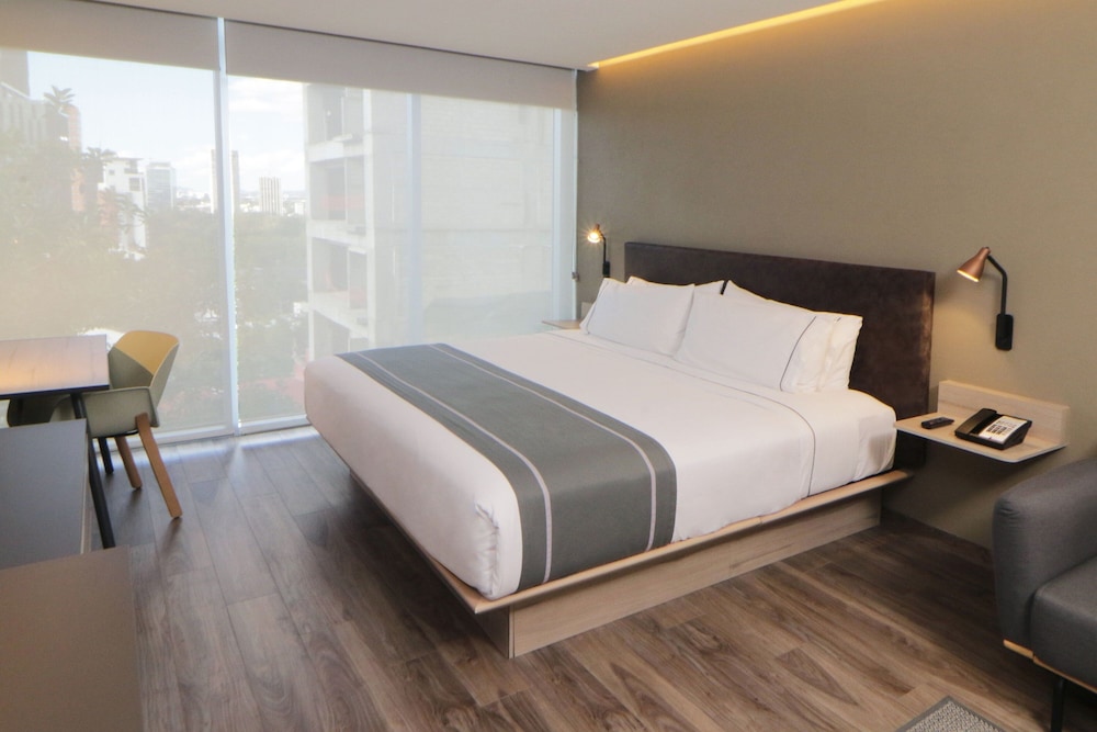 Suite, 1 Bedroom, Balcony - Photo 4