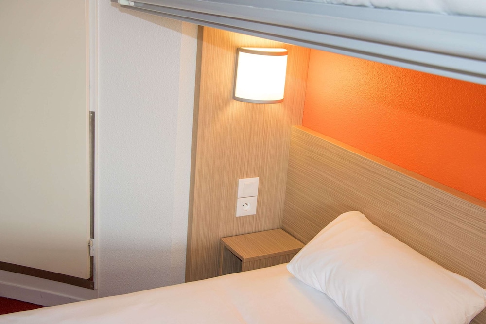 Standard Room, 3 Twin Beds - Photo 10