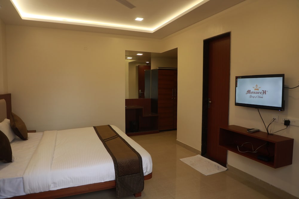 Deluxe Double Room with Balcony - Photo 13
