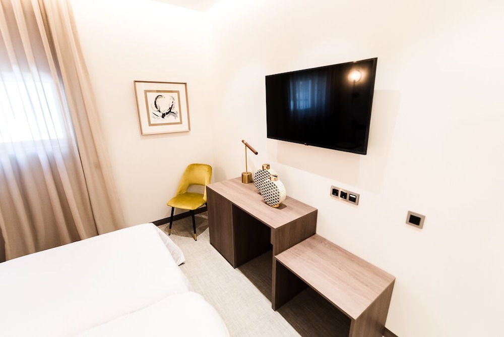 Classic Twin Room (Ansares) - Photo 5