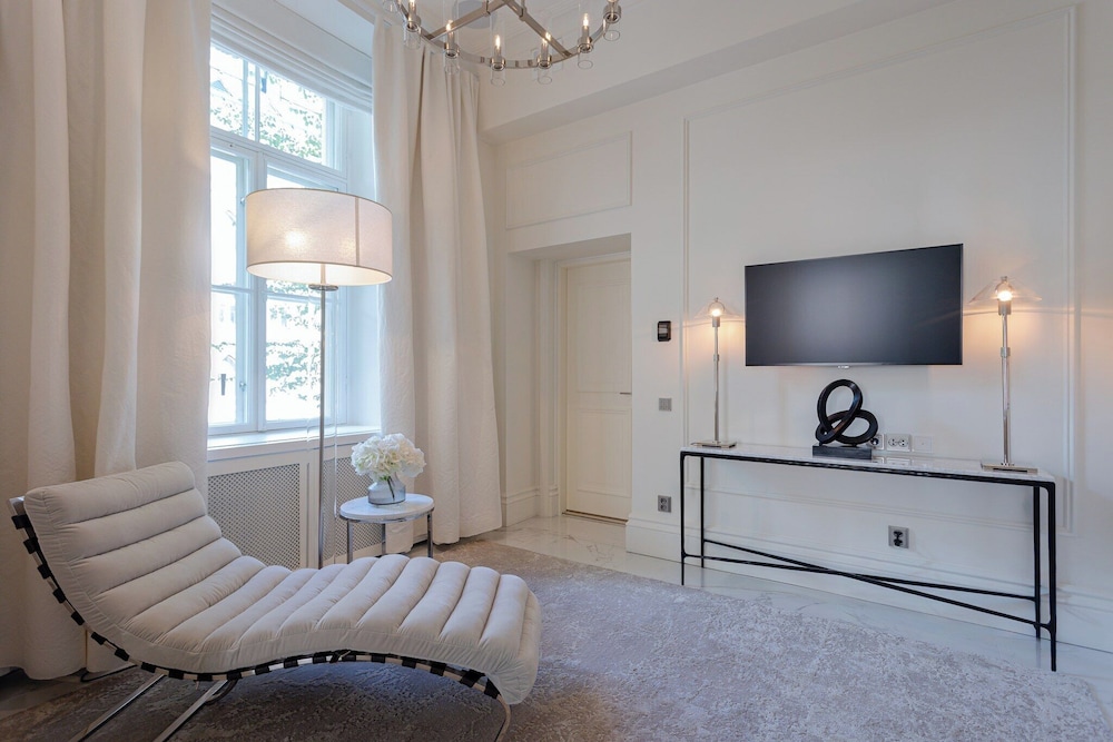 Suite (Serene)