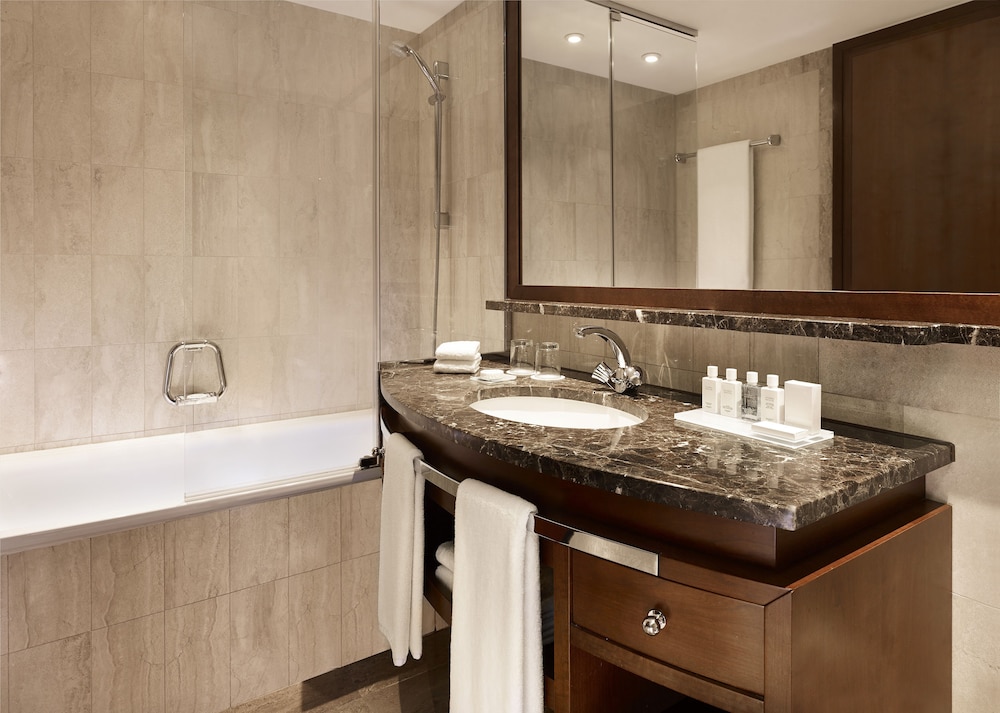 Executive Room, 1 King Bed, City View thumbnail 5