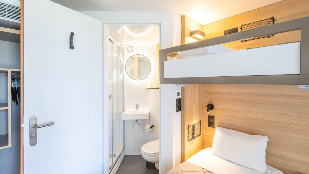 Standard Room, 1 Queen Bed photo 2