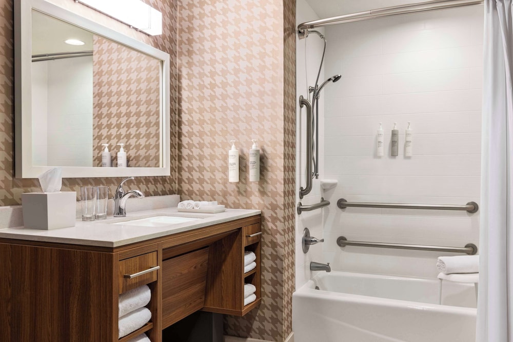 Studio, 1 King Bed, Accessible, Bathtub photo 2