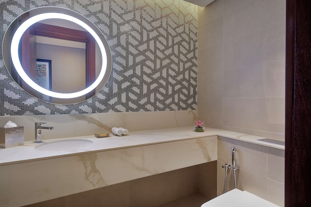 Suite, 2 Bedrooms (Skyline with Panoramic View) - Photo 8