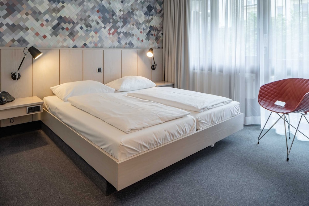 Business Double Room Single Use, 1 Queen Bed, Non Smoking photo 2