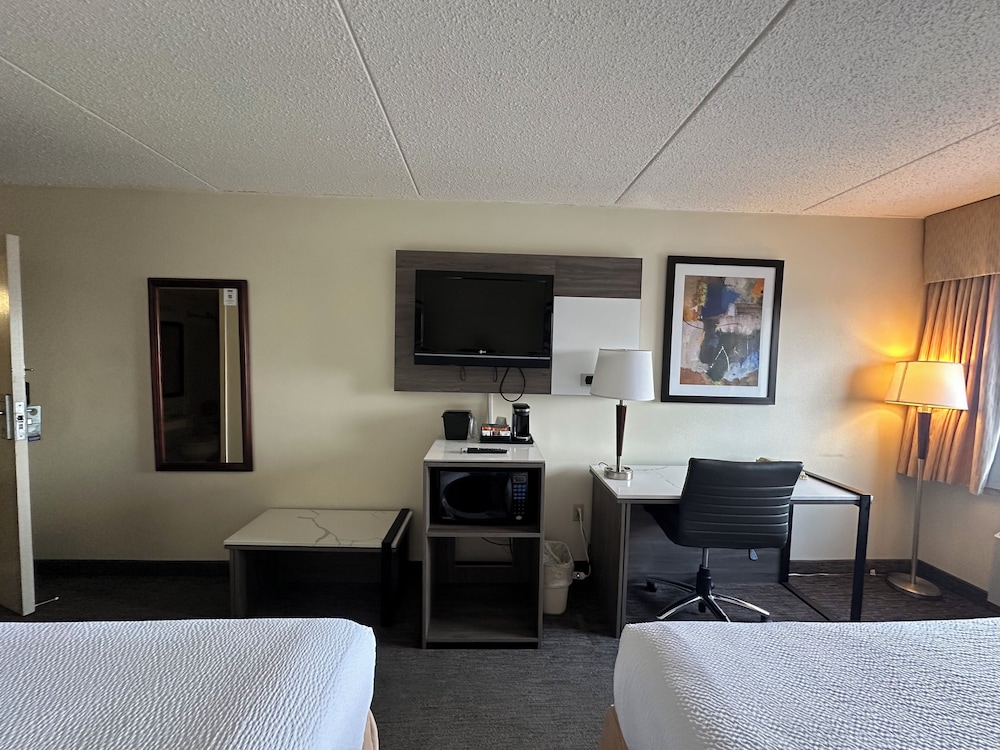 Room, 2 Queen Beds, Non Smoking (Upgraded) - Photo 2