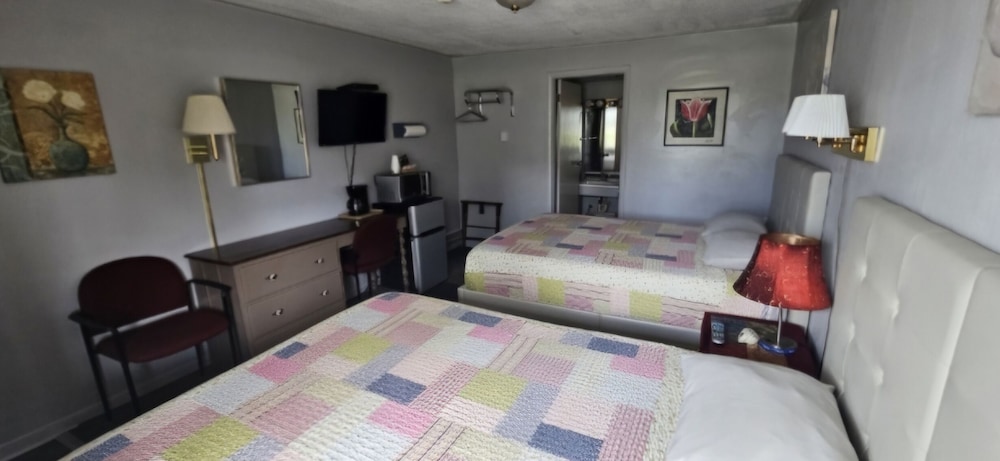 Standard Single Room, 2 Queen Beds, Ground Floor photo 1