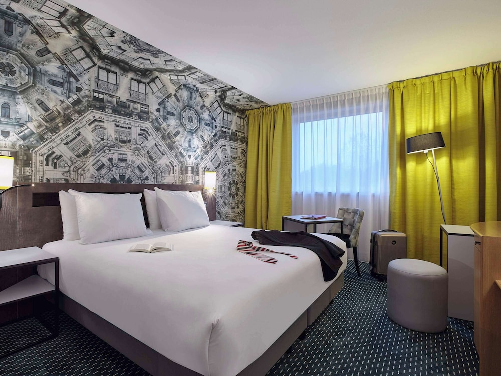 Suite with 1 double bed and twin beds - Photo 3