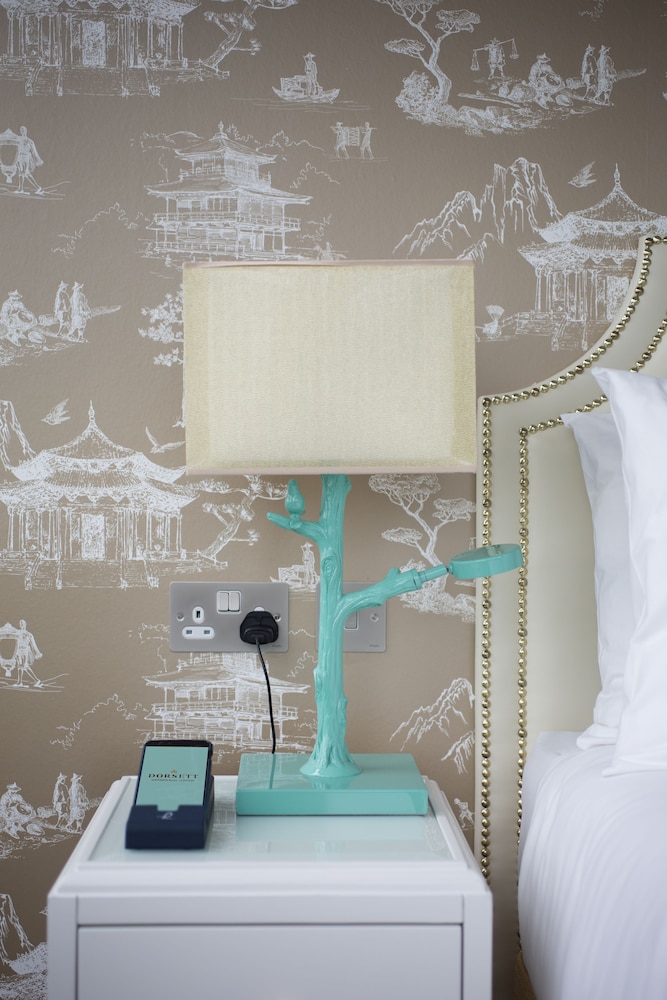 Deluxe Room, 1 King Bed thumbnail 6