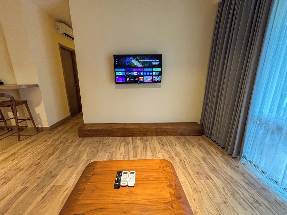 Suite, 1 Bedroom, Balcony - Photo 14