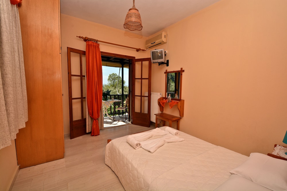 Family Apartment, 2 Bedrooms, Partial Sea View photo 2